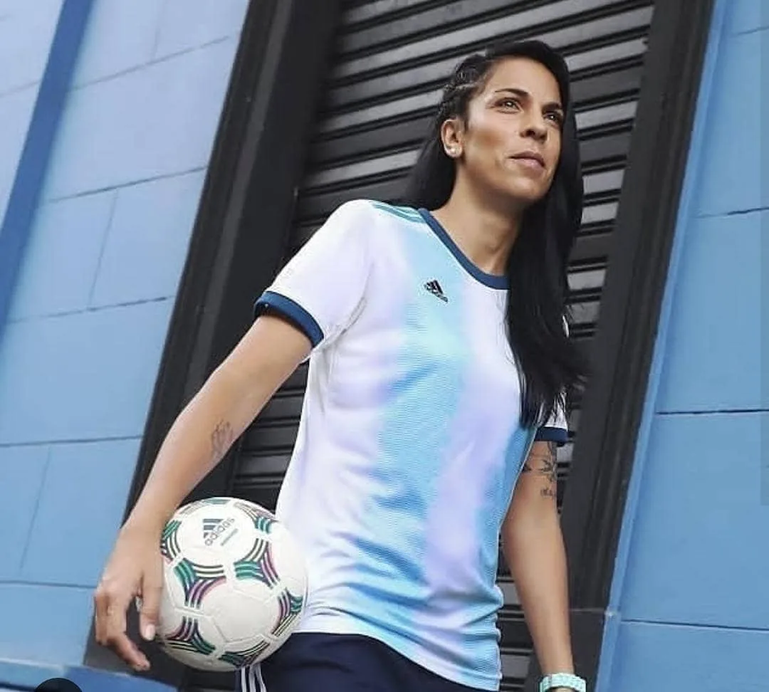 Presenta nueva camiseta y sueña con ser sede mundialista