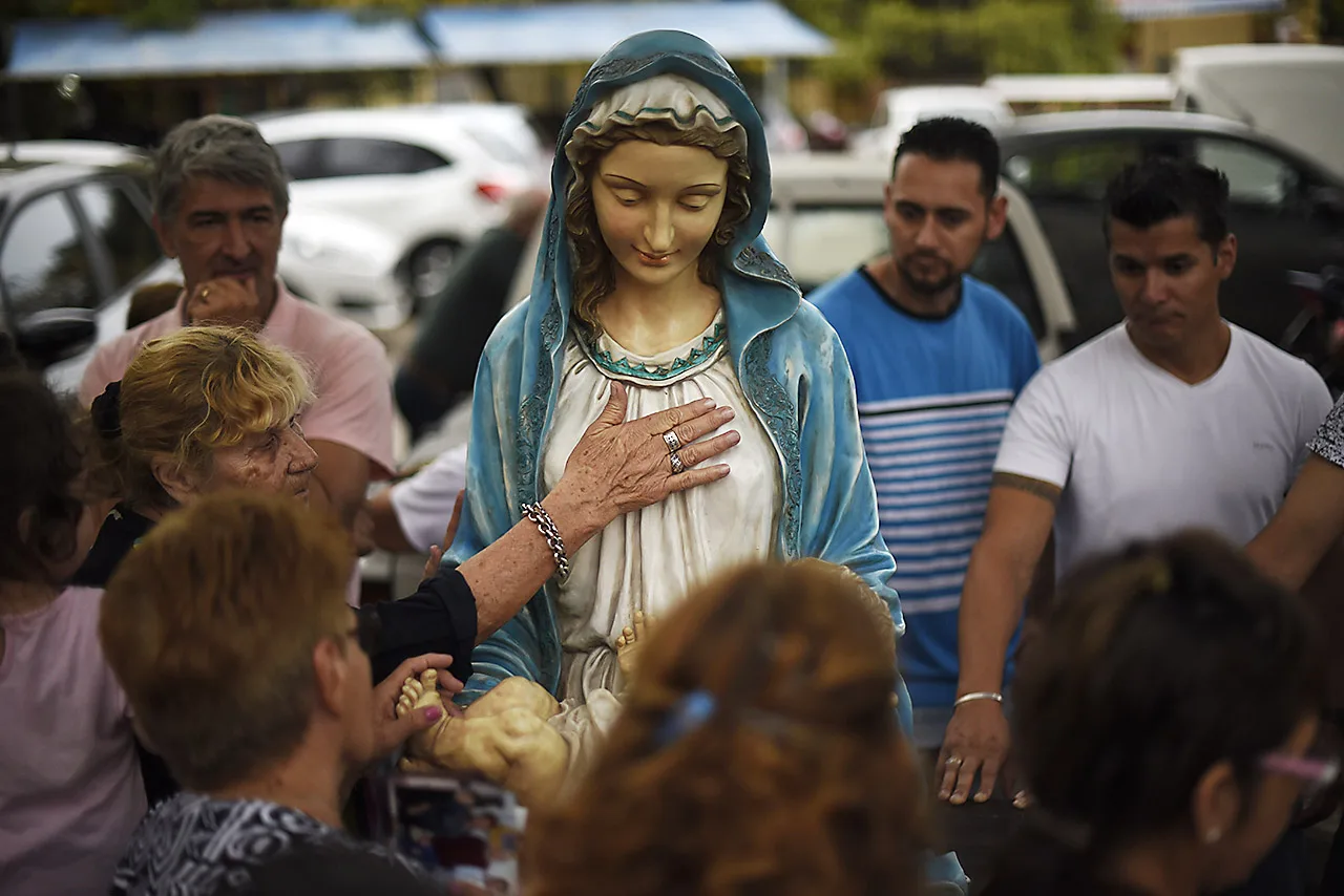 Aún en la malaria, miles de fieles acompañan el Vía Crucis en barrio Rucci