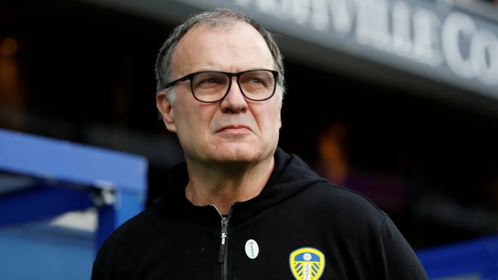 Bielsa siempre es noticia: ordenó que su equipo se deje hacer un gol