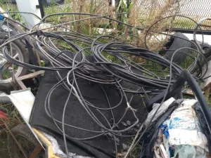 Detuvieron a tres hombres por robar cables de la vía pública
