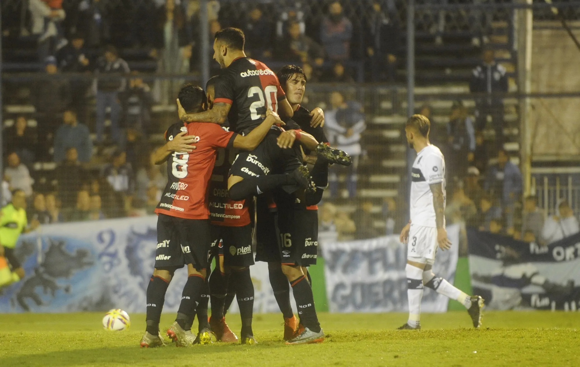 Newell's lo ganó en el final y el arquero Aguerre fue la figura indiscutida