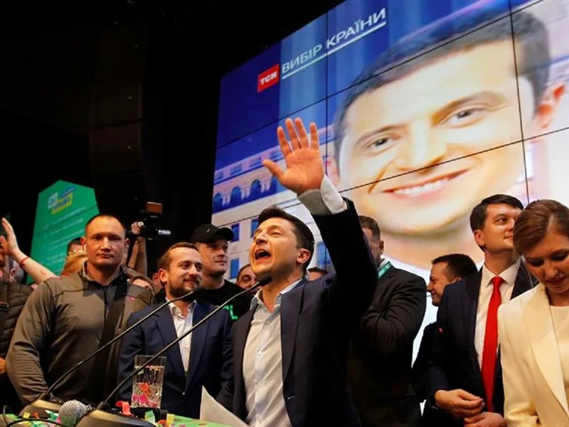 El cómico Volodimir Zelenski fue electo presidente de Ucrania por amplio margen