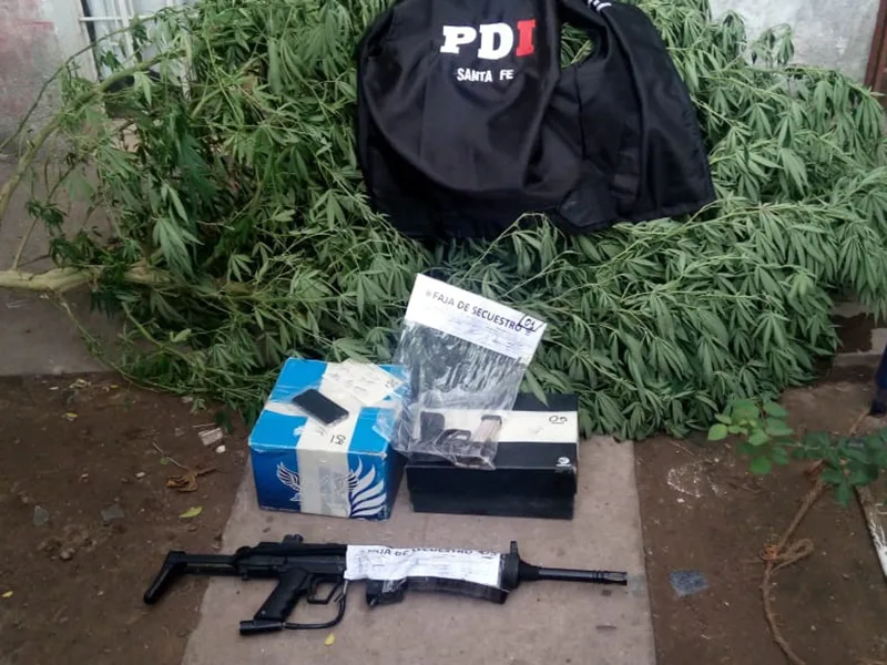 Seis allanamientos, un arma, un detenido con captura y una metralleta de juguete