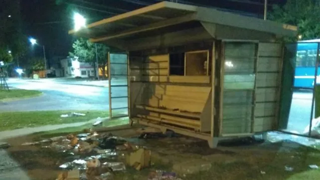 "Con tinte mafioso": prenden fuego el kiosco del titular de los Canillitas