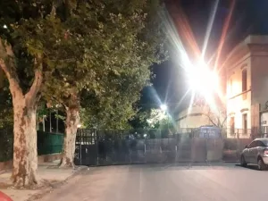 Despidieron a 56 trabajadores de los diarios Clarín y Olé: la redacción vallada