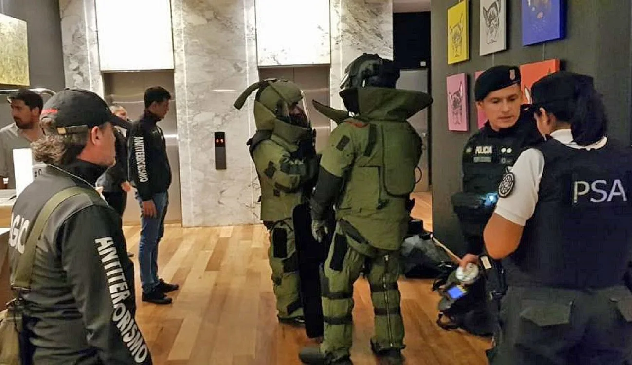 Detuvieron por terrorismo a dos artistas que fueron al Congreso de la Lengua