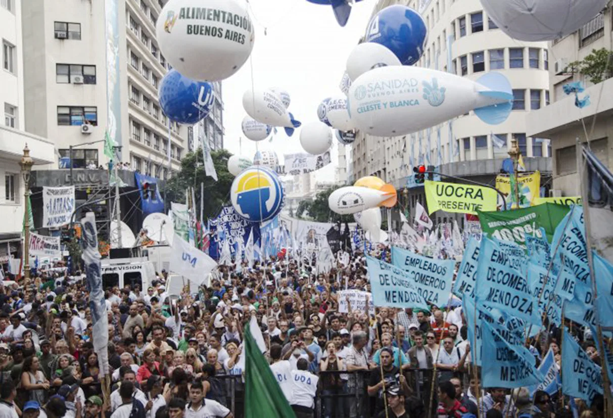 Gremios y organizaciones sociales marchan contra el ajuste