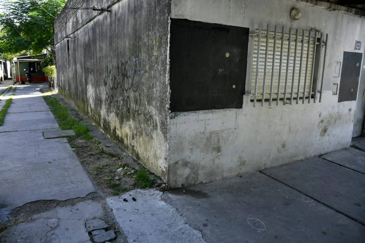 Asesinaron de varios balazos a un chico de 17 años en la puerta de su casa