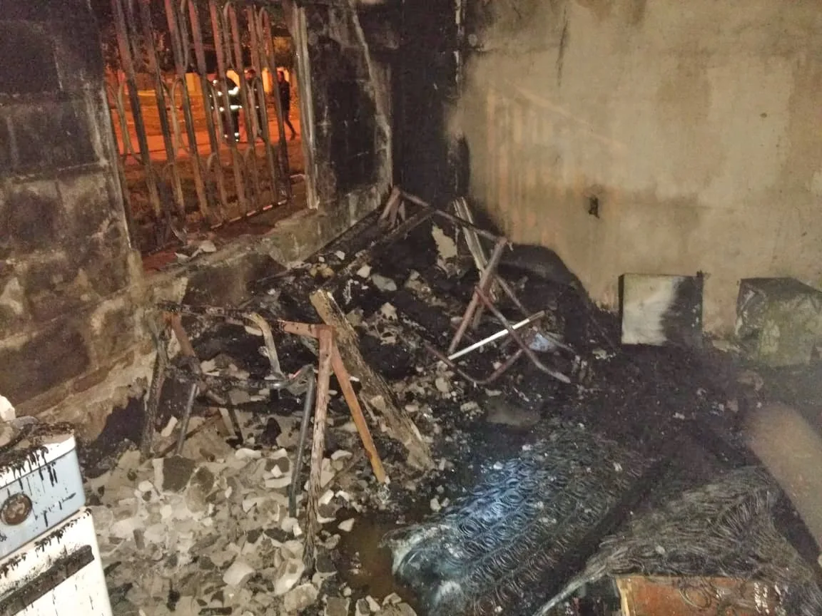 Dos niños de 2 y 7 años sufrieron quemaduras graves y sospechan de la madre