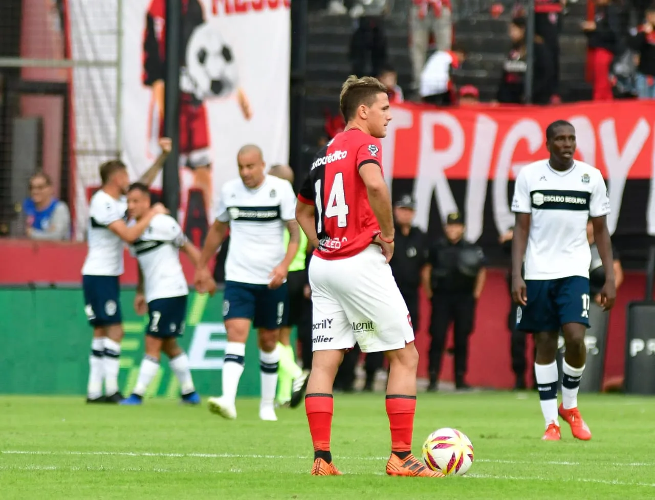 Newell's no supo aguantar la ventaja y Gimnasia lo eliminó en el Coloso
