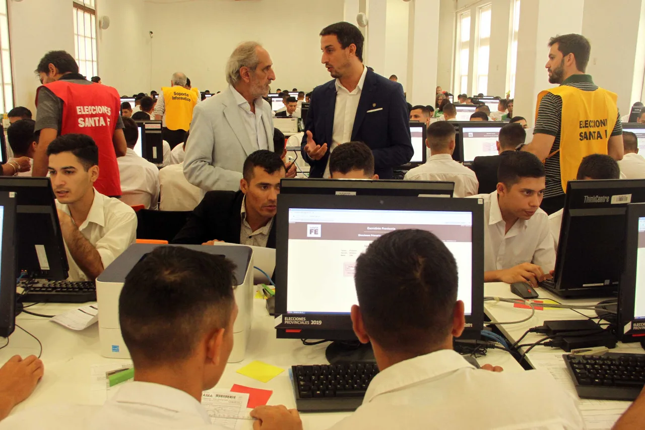Ensayo del recuento provisorio de votos para las elecciones primarias