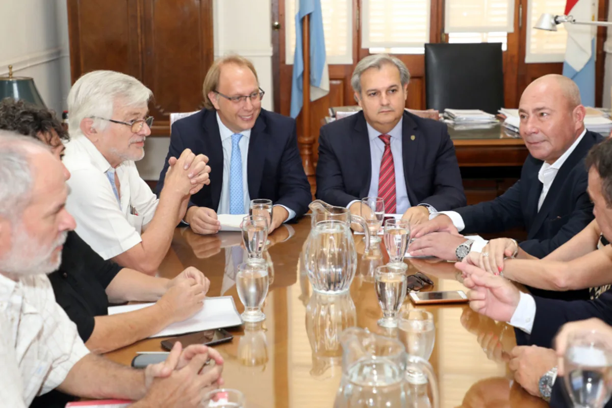 Paritarias: docentes y estatales fueron convocados para el lunes