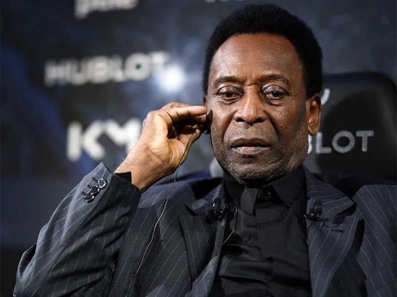 Pelé debió ser internado de urgencia en París