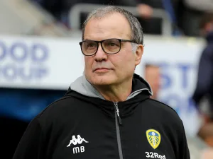 Con un original video, Leeds confirmó a Bielsa para la próxima temporada