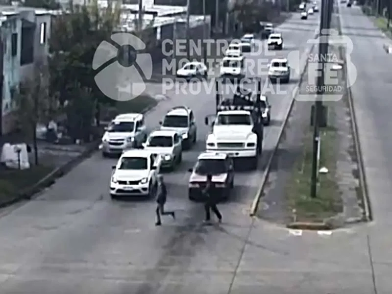 Se arriesgó a cruzar la avenida sobre el filo del semáforo y lo atropellaron