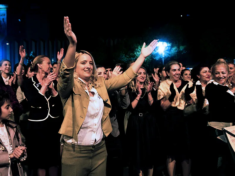 Una singular caravana de artistas conmemoró los 100 años del nacimiento de Evita