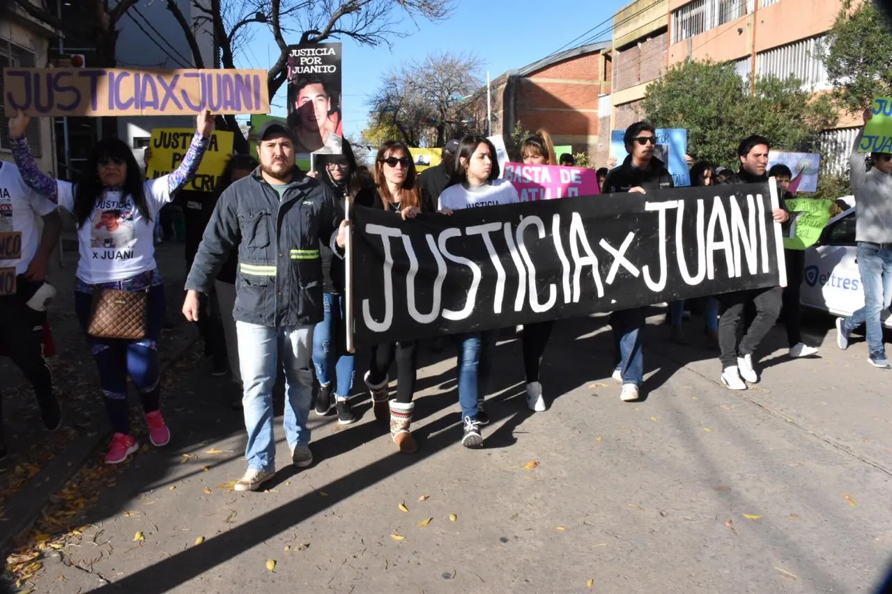 Familiares de "Juanito" marchan para pedir cárcel común para tres policías