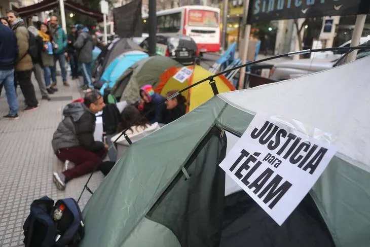 Acampe de los trabajadores de Télam ante la amenaza de nuevos despidos