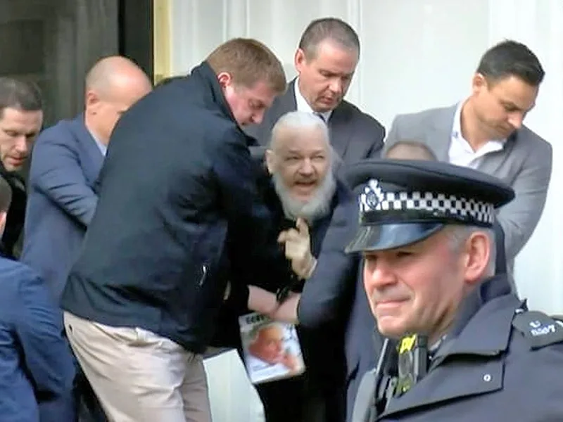 Un año de cárcel para Assange por violar su libertad condicional en Londres