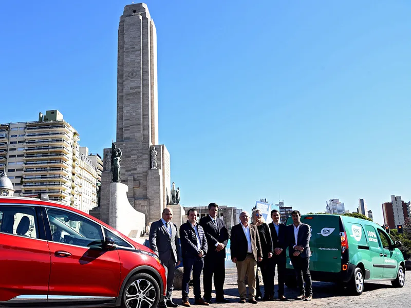 Santa Fe inauguró la primera autopista del país con carga para autos eléctricos