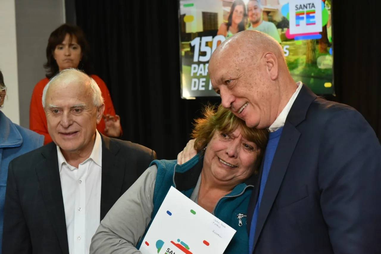 Bonfatti participó de la entrega de 150 escrituras a vecinos de Rosario