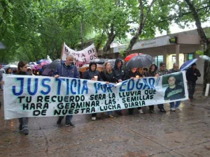 Familiares de comerciante asesinado realizan corte por la fuga de un homicida