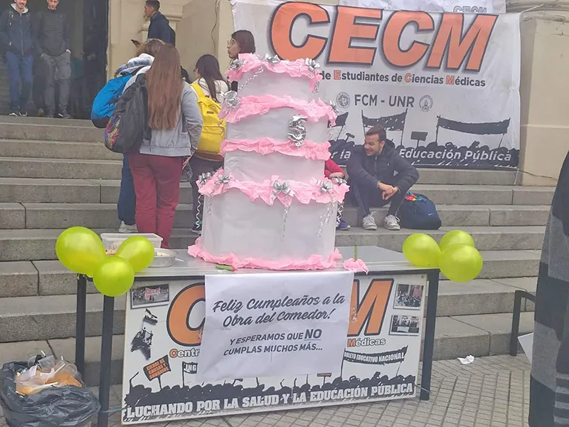 Inusual reclamo: cocinaron ñoquis frente a Medicina para pedir más presupuesto