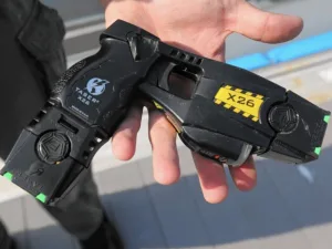 Autorizan a las fuerzas federales a usar armas electrónicas no letales
