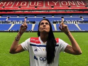 De caminar descalza a jugar la final de la Champions League