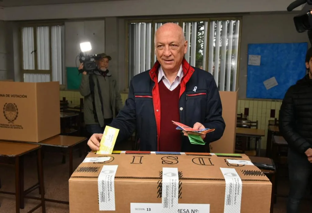 Antonio Bonfatti votó temprano en Rosario y se refirió al corte de energía