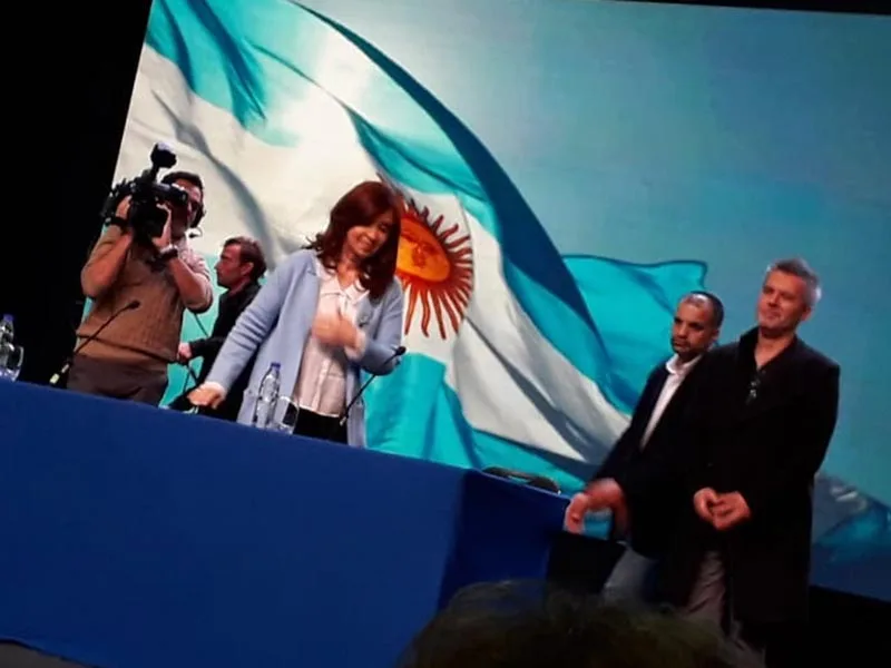 Sobreseen a Cristina Kirchner en la causa por hallazgo del bastón presidencial