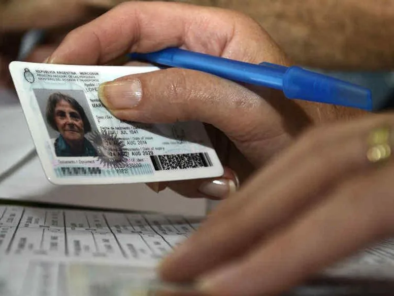 Convocan a retirar el DNI a unos cinco mil titulares para poder votar el domingo