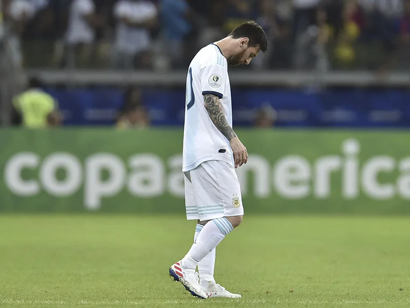 No levanta cabeza: Argentina rescató un empate ante Paraguay gracias al VAR