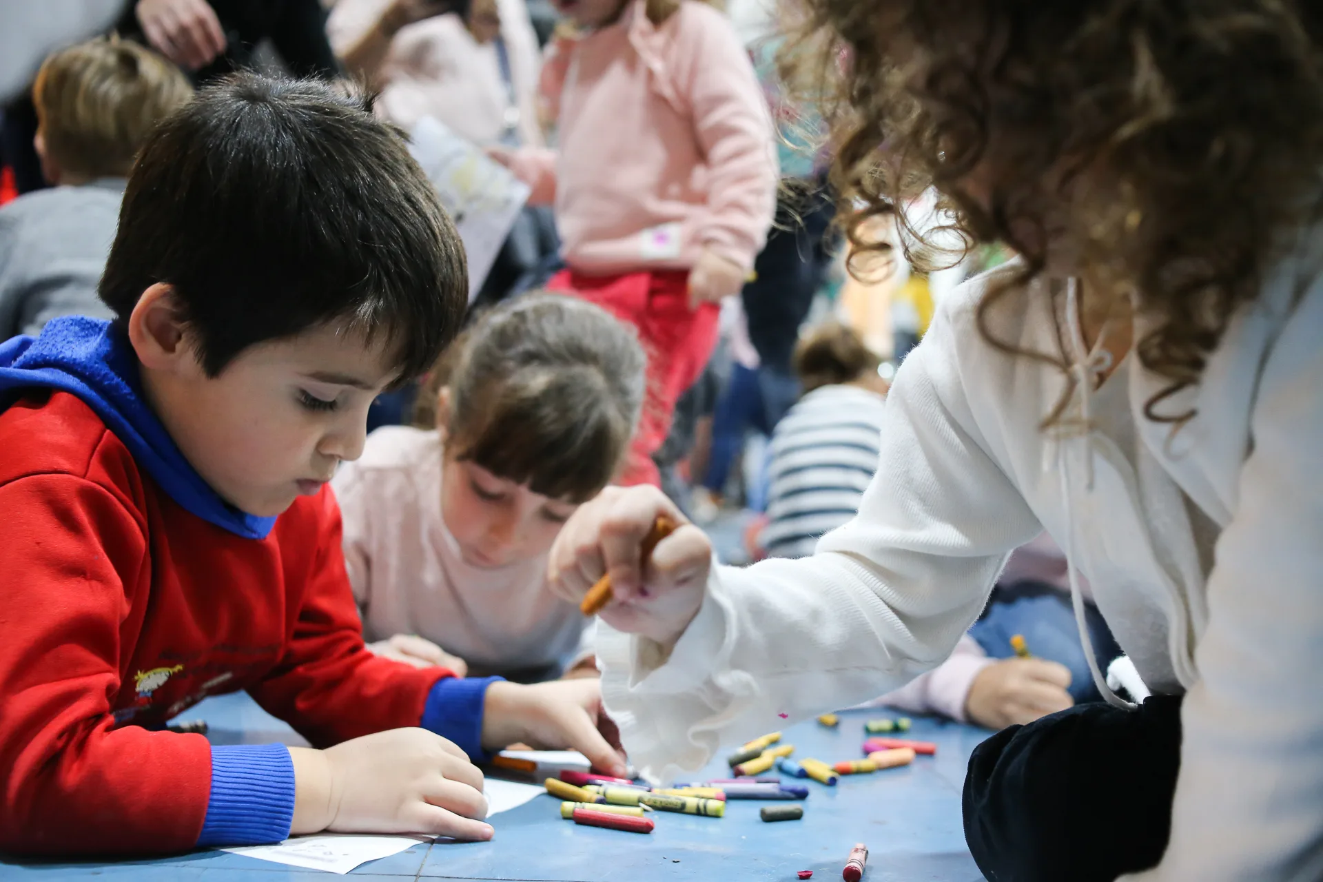La quinta jornada de la Feria del Libro estuvo marcada por la movida juvenil