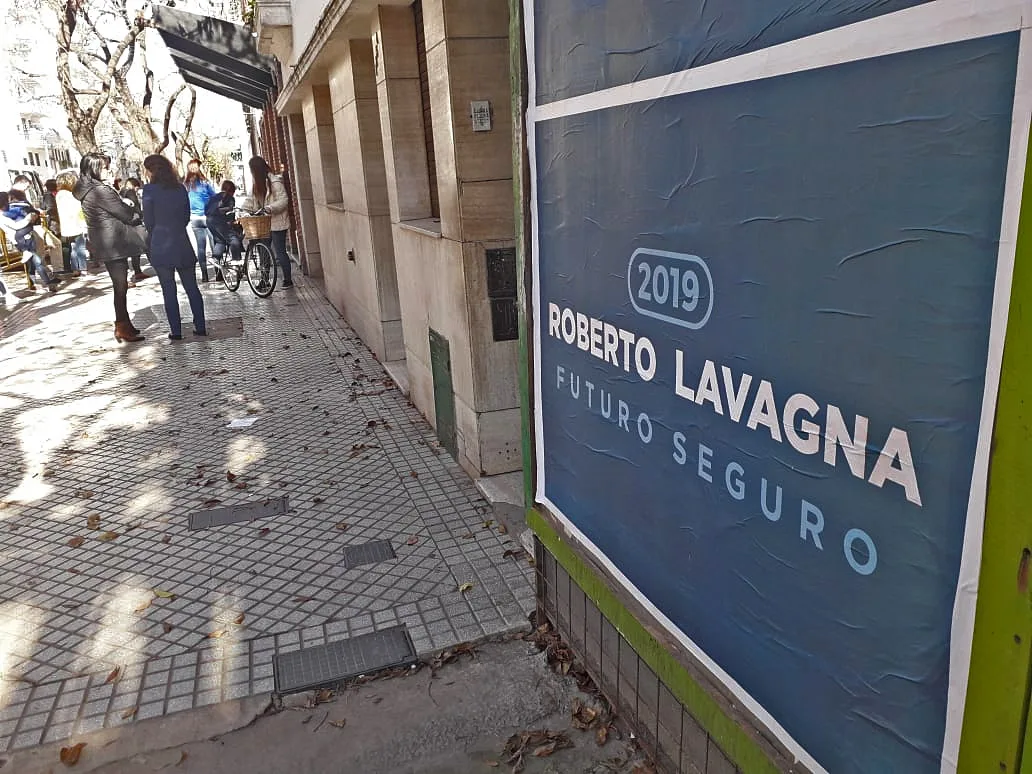 Lavagna ya pegó afiches en Rosario: Futuro seguro, el eslogan del ex ministro
