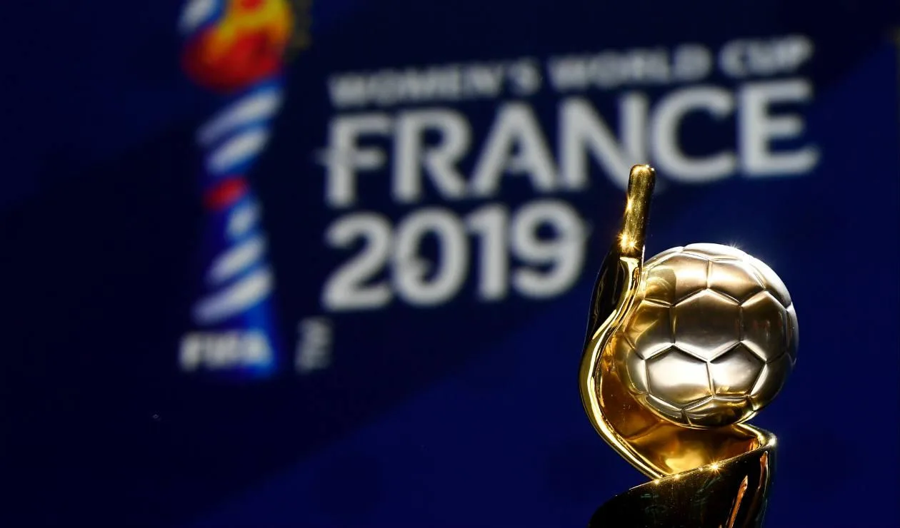 Las chicas hacen rodar la pelota en París en el comienzo de la cita mundialista