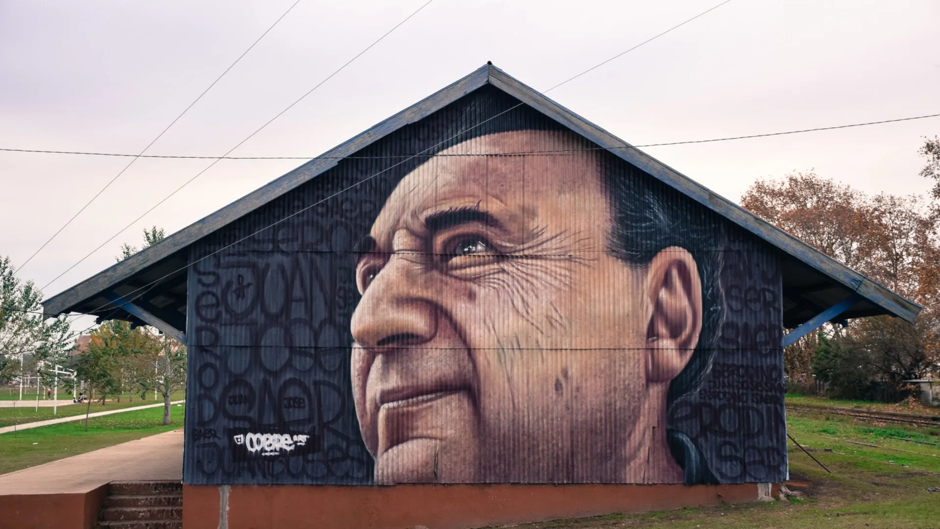 Un mural con el rostro de Juan José Saer ilumina su ciudad natal