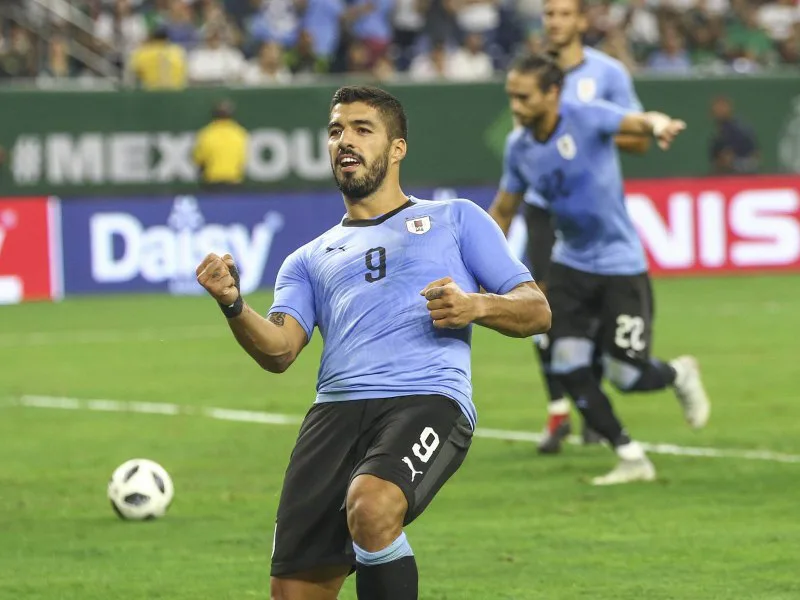 Uruguay aplastó con autoridad a Ecuador de la mano de Suárez y Cavani