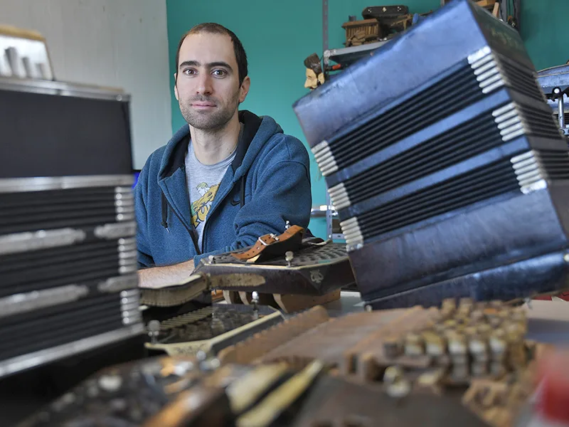 Un “rompecabezas” de 4.000 piezas: los luthiers que fabrican bandoneones