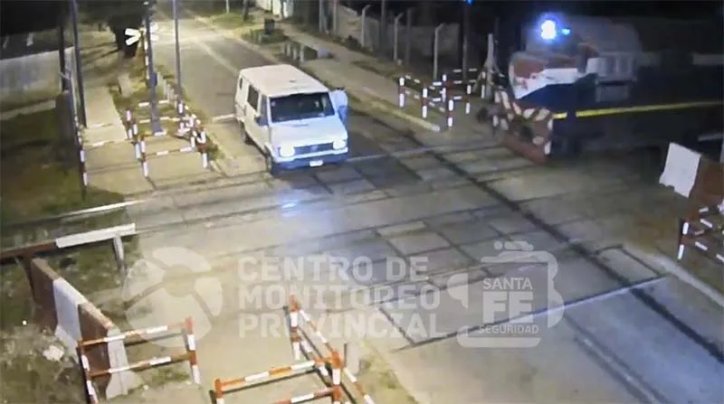 Casi de Destino Final: se le quedó la trafic en la vía y un tren la arrolló