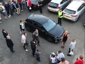 El tierno gesto del Loco Bielsa para un pequeño hincha que comenta todo Leeds