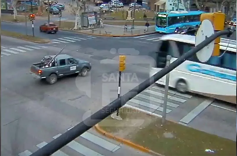 Bondi cruzó en rojo y le arrancó la trompa a camioneta