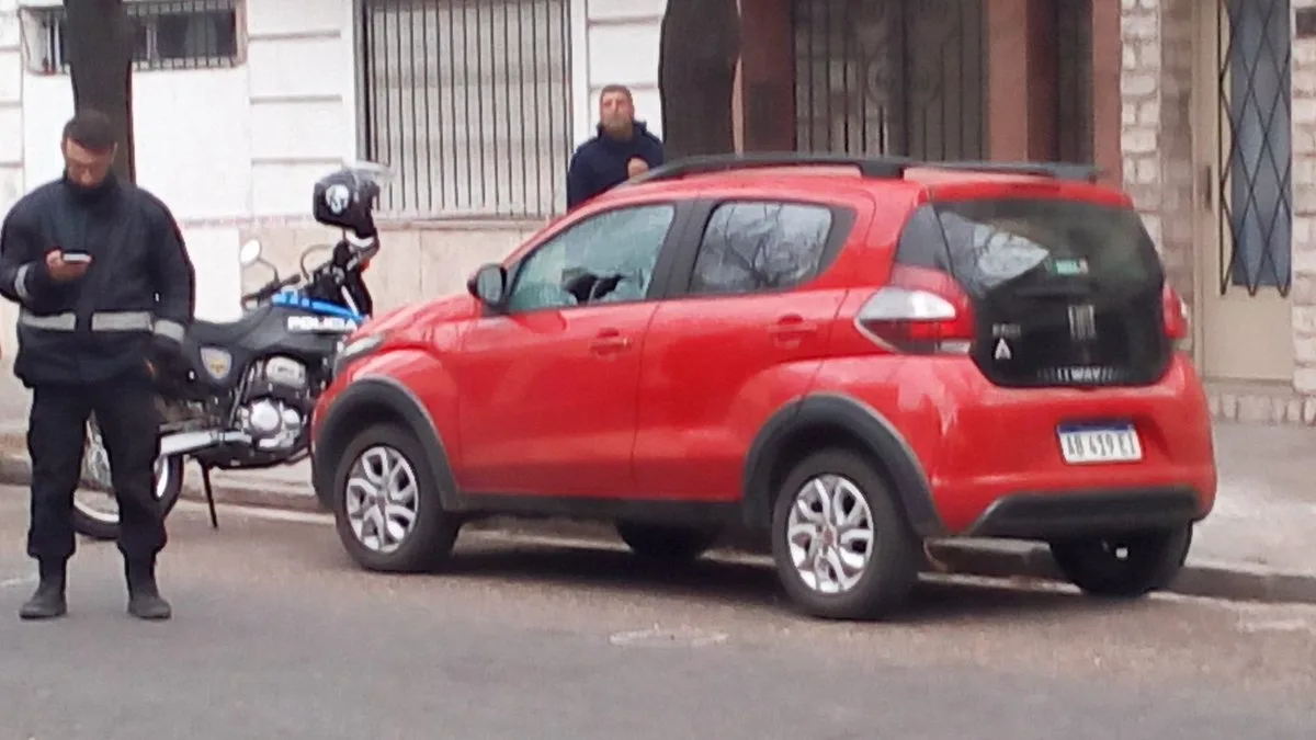 Tirotearon un auto estacionado en Paraguay al 2500