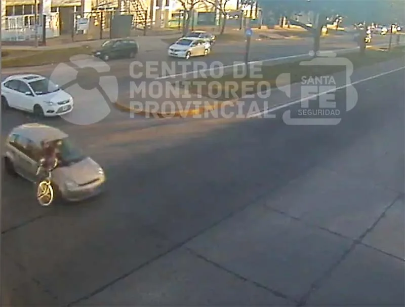Fuerzas dispares: cámara registró el choque entre una bici y un auto en zona sur