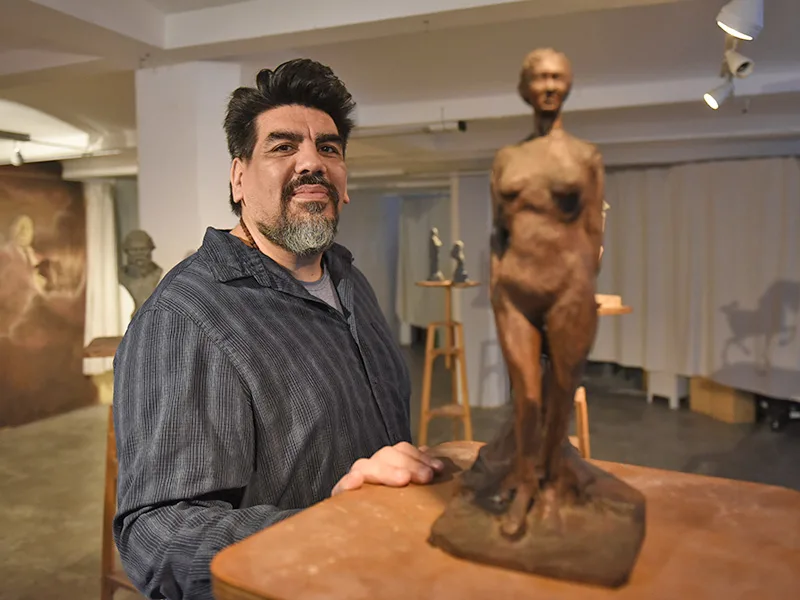 Sandro Alzugaray reparte sus pasiones entre la escultura y el tango