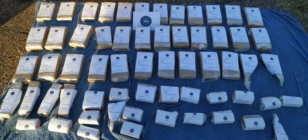 Caen con 38 kilos de marihuana prensada ocultos en la puerta de un auto
