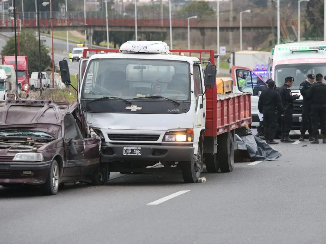 Hombre murió arrollado por un camión mientras empujaba su auto descompuesto