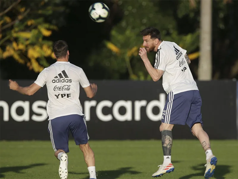 Bombas de estruendo y fuegos artificiales complicaron la noche de la Selección