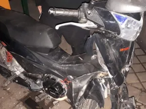 Robó, mató, chocó con la moto sustraída y terminó en el Heca: quedó detenido