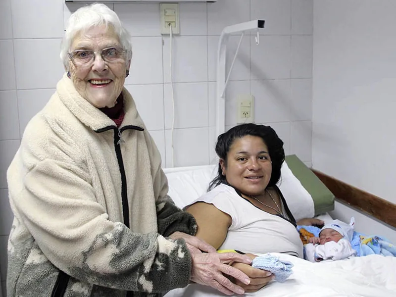 El gesto solidario de la abuela que teje para la Maternidad del Roque Sáenz Peña